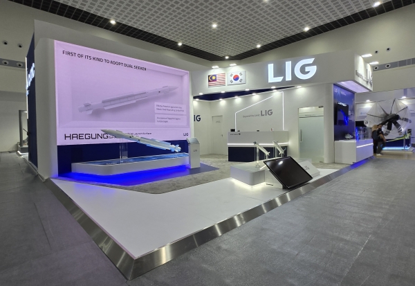 LIG넥스원의 LIMA 2025 전시 부스 전경