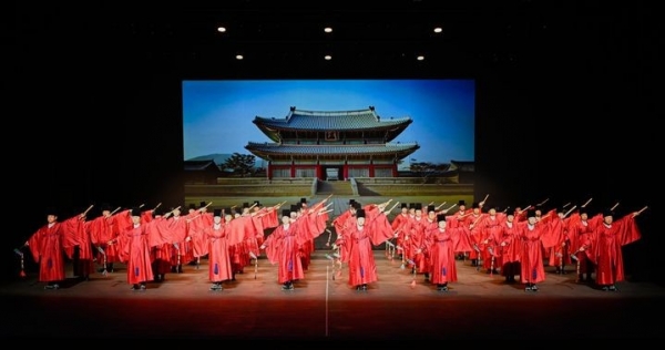 21일 대구 수성구 수성아트피아에서 열린 '제5회 크라운해태 한음회' 대구공연에서 크라운해태 임직원 국악동아리 팔풍의 몸짓팀이 종묘제례일무 보태평지무 중 귀인을 공연하고 있다. (사진=크라운해태제과)