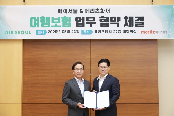 이범진 메리츠화재 기업보험총괄 사장(오른쪽)과 김중호 에어서울 대표가 강남 메리츠타워에서 해외여행자보험 및 항공권 취소위약금보상보험 제휴를 위한 업무협약을 체결했다. (사진=메리츠화재)