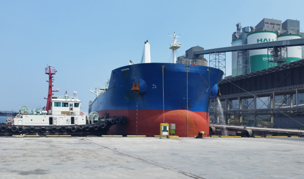 한라시멘트 항만공장에서 클링커 제품을 실은 수출용 선박이 출항을 준비하고 있다. (사진=한라시멘트)
