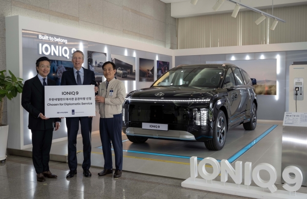현대차 아산공장에서 진행된 아이오닉 9 주한네덜란드대사관 공식 관용차 전달식에서 참석자들이 기념 촬영을 하고 있다. (왼쪽부터) 현대차 GPO 김일범 부사장, 페이터 반 더 플리트(Peter van der Vliet) 주한네덜란드대사, 현대차 아산공장장 박세국 전무