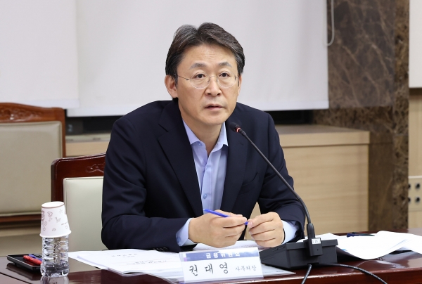 권대영 금융위원회 사무처장이 8월 21일 오전 서울 종로구 정부서울청사에서 열린 가계부채 점검회의를 주재하고 있다. (사진=금융위원회)