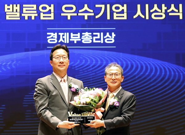 지난 27일 서울 여의도 한국거래소에서 열린 밸류업 우수기업 시상식에서 양종희 KB금융그룹 회장(오른쪽)과 윤인대 기획재정부 차관보가 기념 촬영을 하고 있다. (사진=KB금융)