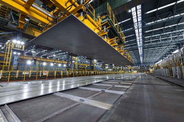 진공흡착식 크레인으로 이송 중인 고망간강 (사진=포스코)