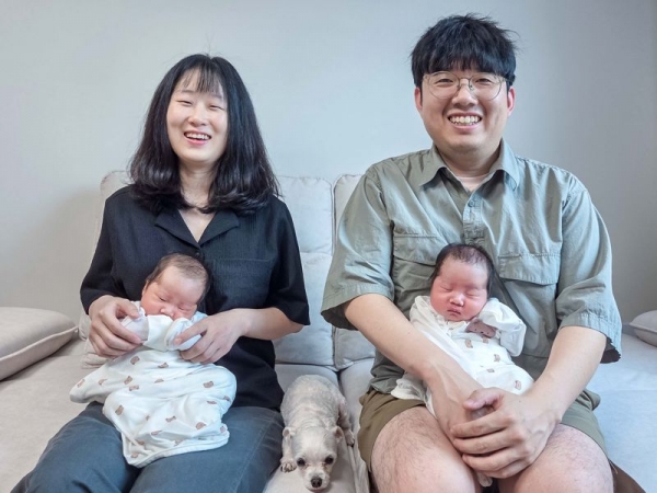 지난달 쌍둥이 출산으로 2000만원의 육아동행지원금을 받은 강남경 한화비전 책임(왼쪽) 및 가족이 포즈를 취하고 있다. (사진=한화비전)