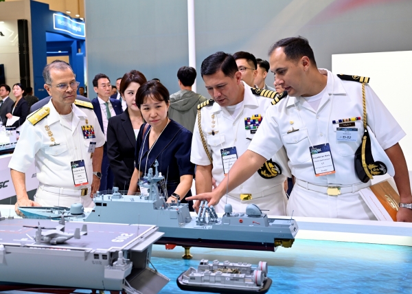 HJ중공업이 첫 참가한 ‘2025 국제해양방위산업전(MADEX)’ 행사에서 해외 대표단과 관람객으로부터 폭발적인 호응을 끌어내고 있는 가운데 부스를 방문한 에콰도르 대표단 모습 (사진=HJ중공업)