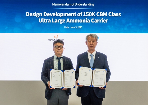 김종서 한화오션 상선사업부장 사장(왼쪽)과 이형철 한국선급 회장(오른쪽)이 초대형 암모니아 운반선 개발을 위한 협약을 맺었다 (사진=한화오션)