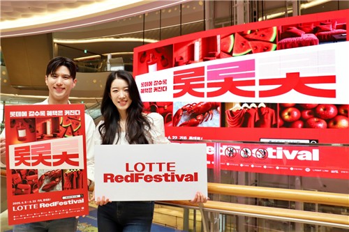 서울 송파구 신천동 롯데월드몰 미디어 샹들리 앞에서 모델들이 롯데레드페스티벌을 홍보하고 있다. (사진=롯데)