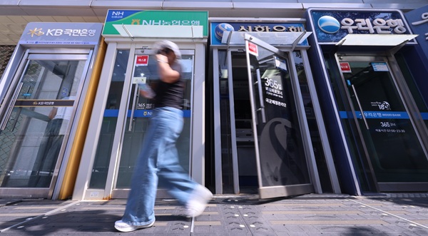 서울 시내 현금자동입출금기(ATM) 앞을 한 시민이 지나가고 있다. (사진=연합뉴스)