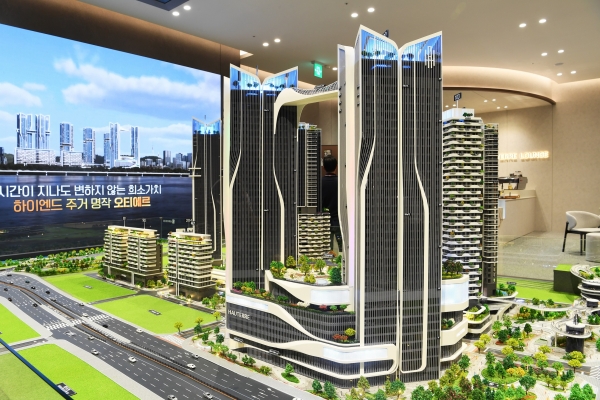 '오티에르 용산' 홍보관에 전시된 단지 모형도.(사진=포스코이앤씨)