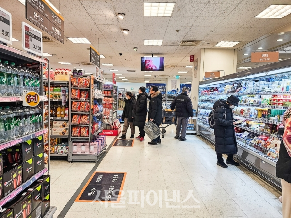 서울의 한 대형마트에서 고객들이 장을 보고 있다. (사진=박소다 기자)