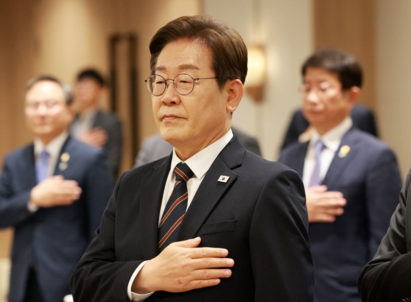 이재명 대통령이 9일 서울 용산 대통령실 청사에서 열린 비상경제점검 2차 태스크포스(TF)회의에 참석해 국기에 경례하고 있다. (사진=연합뉴스)