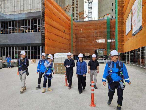 e편한세상 삼천포 오션프라임 현장에서 DL이앤씨 이길포 CSO(앞줄 왼쪽 세번째)와 고용노동부 정원희 진주지청장(우측 세번째)이 현장을 점검 중이다. (사진=DL이앤씨)
