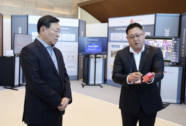 신동빈 롯데그룹 회장이 9일 롯데월드타워에서 진행된 '2025 상반기 VCM'에서 계열사의 AI 우수 혁신 사례를 소개 받고 있다.(사진=롯데그룹)