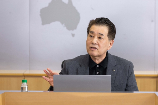 장인화 포스코그룹 회장이 지난 27일 서울 포스코센터에서 열린 그룹기술전략회의를 주재하고 있다 (사진=포스코그룹)<br>