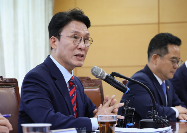 김민석 국무총리 후보자가 13일 서울 종로구 통의동 금융감독연수원에 마련된 청문회 준비단 사무실에서 열린 밥상물가 안정을 위한 경청 간담회에서 발언하고 있다. (사진=연합)