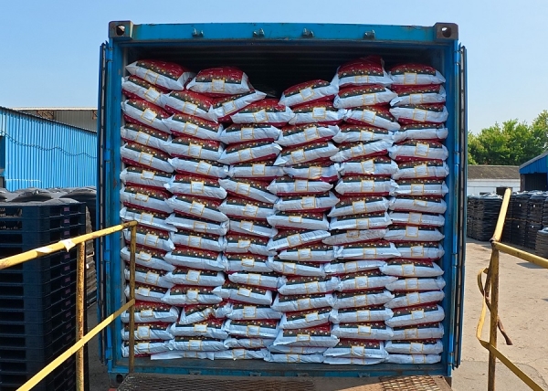 컨테이너에 선적된 국산 유기질비료 모습 (사진=STX)