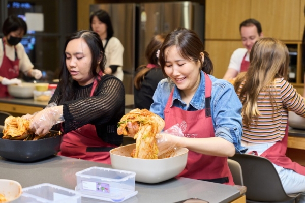 풀무원 뮤지엄김치간에 방문한 외국인 관람객들이 김치 만들기 체험을 하고 있다. (사진=풀무원)