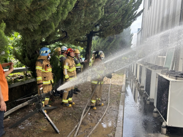 동국제강 에너지장치 센터 화재 진압 중인 소방관들 (사진=경북소방본부)
