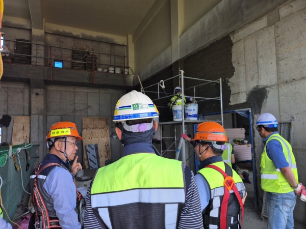 전재식 한신공영(주)대표이사(왼쪽에서 4번째)가 '아산북부지구 농촌용수이용체계재편사업 토목공사' 현장에 방문해 현장과 직원들의 안전사고 대비 실태를 직접 점검했다. (사진=한신공영)