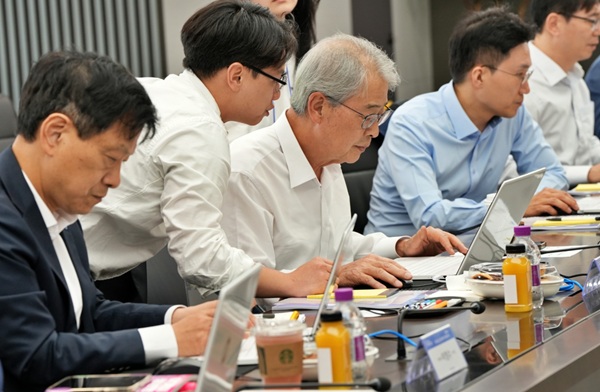 임종룡 우리금융그룹 회장이 우리금융 본사에서 열린 '챗GPT 활용 실습 연수'에서 직접 실습해보고 있다. (사진=우리금융)