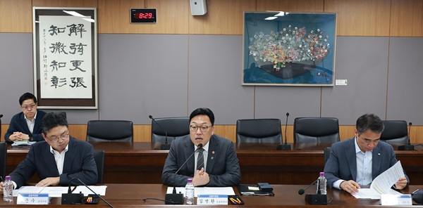 김병환 금융위원장(가운데)이 23일 오전 서울 종로구 정부서울청사에서 금융감독원, 한국거래소 등과 개최한 '유관기관 증시상황 긴급 점검회의'에서 발언하고 있다. (사진=금융위원회)