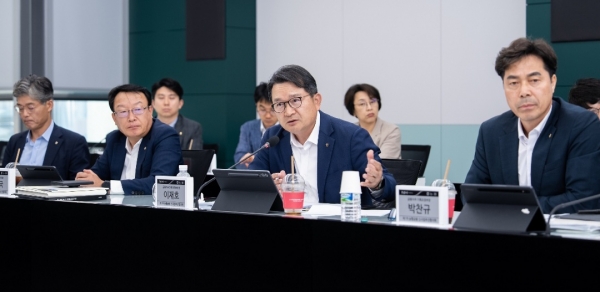 이재호 NH농협금융지주 전략기획부문 부사장(오른쪽에서 두 번째)이 '2025년 제1차 신사업추진협의회'에서 발언하고 있다.(사진=농협금융)