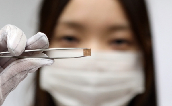 LG이노텍 직원이 코퍼 포스트(Cu-Post) 기술을 적용한 RF-SiP 기판을 선보이고 있다. (사진=LG이노텍)