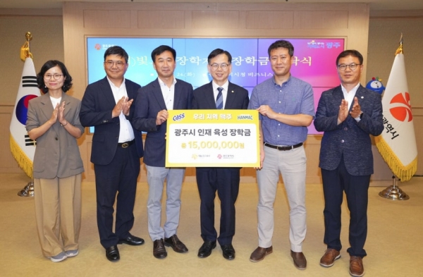 김기숙(왼쪽부터) 교육청년국장, 김태호 오비맥주 광주지점장, 이윤섭 오비맥주 호남권역 본부장, 고광완 광주시청 행정부시장, 양우천 오비맥주 광주 공장장, 김희석 교육지원정책과장이 광주 빛고을장학재단 장학금 기탁식에서 기념 촬영을 하고 있다. (사진=오비맥주)