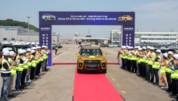 KGM은 평택국제자동차부두에서 무쏘 EV와 토레스 하이브리드의 수출 선적 기념식을 개최했다. (사진=KGM)