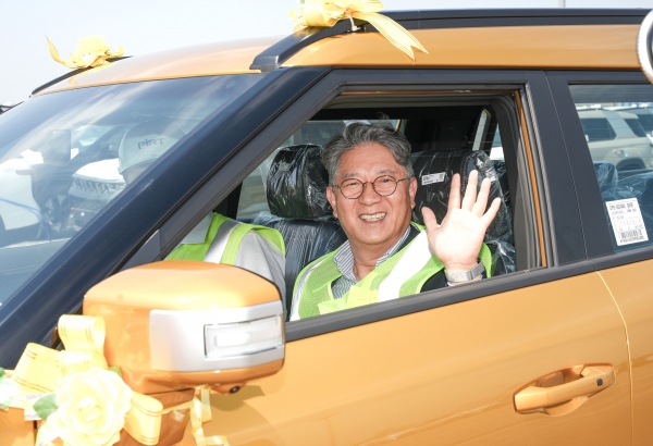 기념식 후 곽재선 회장이 직접 무쏘 EV 수출 차량을 선박에 선적했다. (사진=KGM)