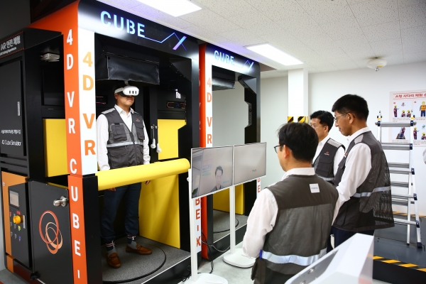 김승모 ㈜한화 건설부문 대표이사(우측 첫 번째)가 VR/AR 체험을 임직원들과 함께 보고 있다. (사진=한화건설부문)