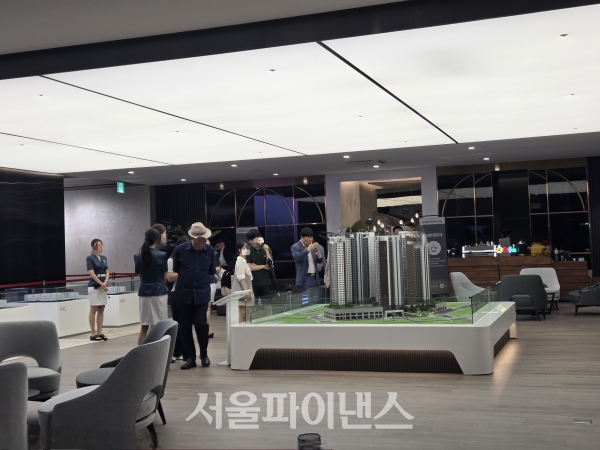 리버센트 푸르지오 위브 견본주택의 방문객들이 설명을 들으며 아파트 구조물을 살펴보고 있다. (사진=김예온 기자)