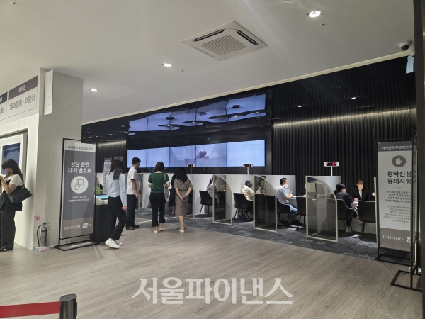 방문객들이 상담원들과 상담하거나 상담을 기다리고 있다. (사진=김예온 기자)