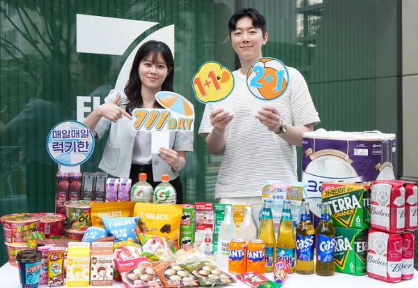 모델이 세븐일레븐의 '711 데이' 행사를 소개하고 있다. (사진=세븐일레븐)