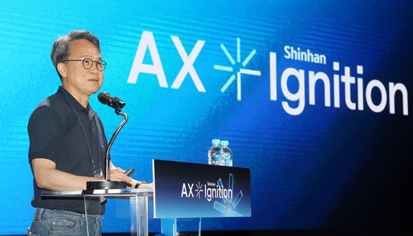 진옥동 신한금융그룹 회장이 '2025년 하반기 경영포럼'에서 강평을 하고 있다. (사진=신한금융)