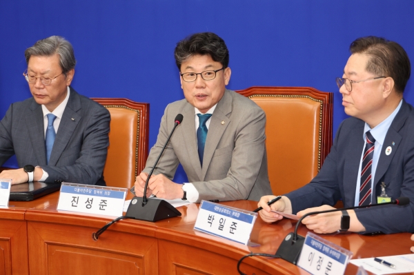 진성준 더불어민주당 정책위의장이 30일 서울 여의도 국회에서 상법 개정안 추진과 관련해 경제계 의견을 수렴하기 위해 경제6단체 부회장단과 간담회를 하고 있다. (사진=연합뉴스)