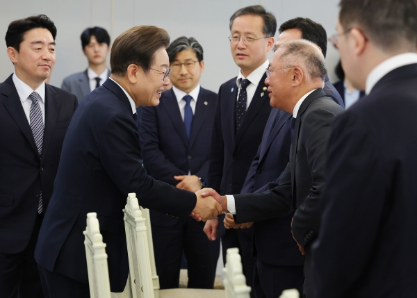 지난달 13일 이재명 대통령이 서울 용산 대통령실에서 열린 6경제단체·기업인 간담회에서 정의선 현대차 회장과 악수하고 있다. (사진=연합뉴스/대통령실통신사진기자단)