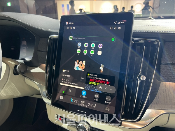 신형 XC90과 S90의 인포테인먼트 시스템에선 네이버 웨일 브라우저를 통해 다양한 엔터테인먼트 기능을 사용할 수 있다 (사진=김완일 기자)