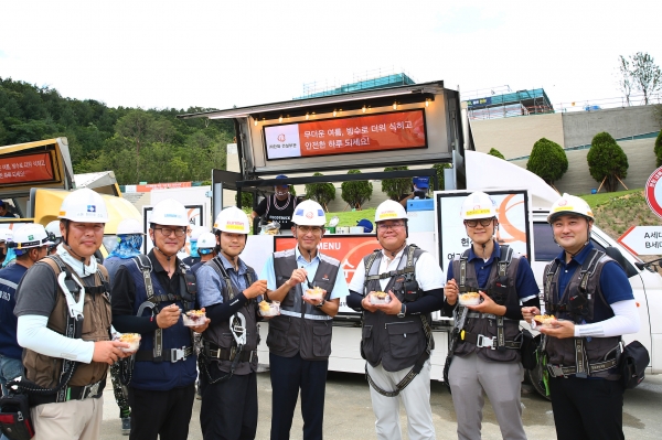 김승모 한화 건설부문 대표이사가 건설현장 근로자와 함께 푸드트럭 팥빙수를 즐기고 있다. (사진=㈜한화 건설부문)