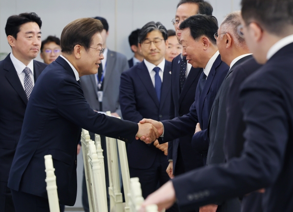 지난달 13일 서울 용산 대통령실에서 열린 6경제단체·기업인 간담회에서 이재명 대통령과 신동빈 롯데그룹 회장과 악수하고 있다. (사진=연합뉴스)