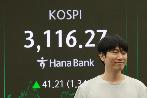 3일 서울 중구 하나은행 본점 딜링룸에서 딜러가 업무를 보고 있다. (사진=연합뉴스)