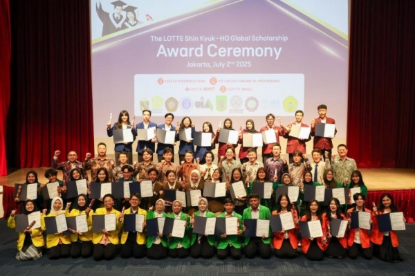 장학금을 받은 인도네시아 대학생 50명이 지난 2일 자카르타 롯데몰 '아이스 팰리스'에서 열린 '신격호 롯데 글로벌 장학금 수여식'에서 기념사진을 찍고 있다. (사진=롯데장학재단)
