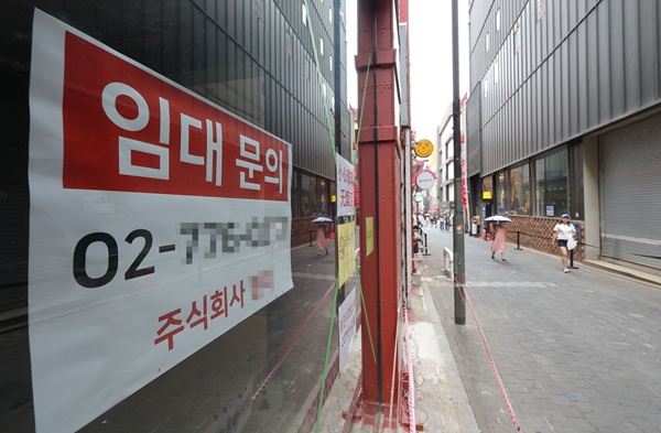 서울 명동 거리 한 점포에서 임대문의가 붙어있다. (사진=연합뉴스)