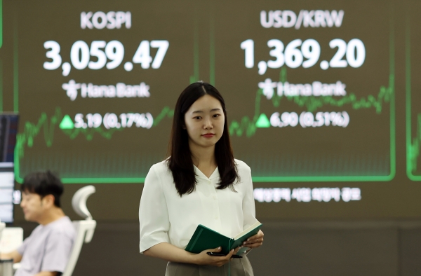 7일 오후 서울 중구 을지로 하나은행 딜링룸에서 직원들이 업무를 하고 있다. (사진=연합뉴스)