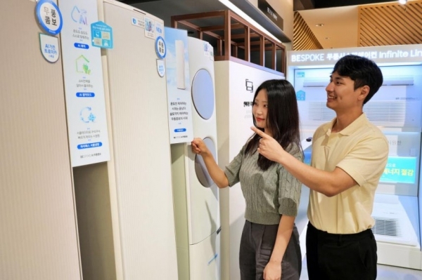 롯데백화점 본점 8층에 위치한 삼성전자 매장에서 고효율 제품을 둘러보는 고객의 모습. (사진=롯데백화점)