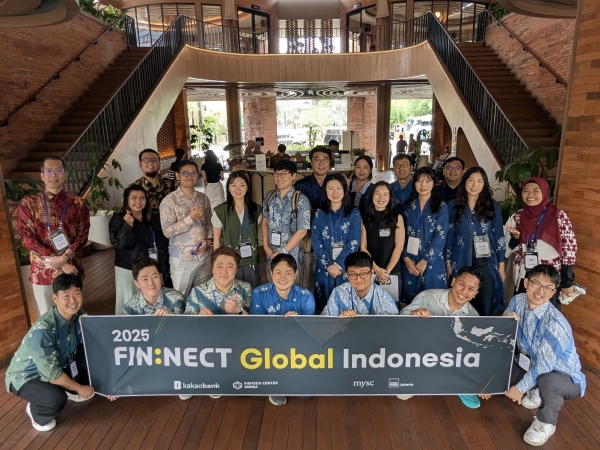 카카오뱅크와 한국핀테크지원센터가 국내 핀테크 스타트업의 해외 진출을 지원하기 위해 지난 3일 인도네시아 자카르타에서 개최한 ‘핀넥트(FIN:NECT) 글로벌’ 행사에서 국내 스타트업들과 인도네시아 기업 임직원들과 함께 기념촬영을 하고 있다. (사진=카카오뱅크)