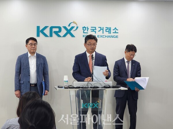 이승우 금융감독원 부원장보(왼쪽부터), 이윤수 증권선물위원회 상임위원, 김홍식 한국거래소 시감위원장이 9일 서울 여의도 한국거래소에서 '자본시장 불공정거래 근절 실천방안' 관련 브리핑을 진행하고 있다.(사진=박조아 기자)