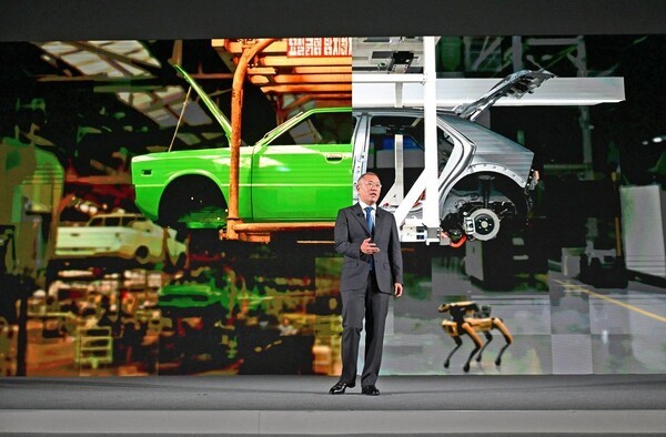 소프트웨어 중심 기술 체제 구축에 박차를 가하고 있는 현대차그룹이 내년 SDV 콘셉트카 공개를 시작으로, 로보틱스와 스마트팩토리 전반에 걸친 혁신을 본격화한다. 사진은 지난 2023년 현대차 울산공장에서 열린 전기차 전용 공장 기공식 무대에 등장한 정의선 회장 (사진=현대자동차그룹)