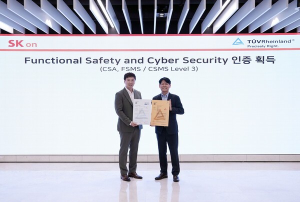 박기수 SK온 연구개발(R&D) 본부장(오른쪽)과 노진표 TUV라인란드 코리아 기능 안전 및 사이버 보안 아시아 총괄 이사가 9일 오후 대전 SK온 배터리 연구원에서 사이버 보안 인증(CSA) 등 국제 인증 수여식 행사 후 기념 촬영을 하고 있다. (사진=SK온)
